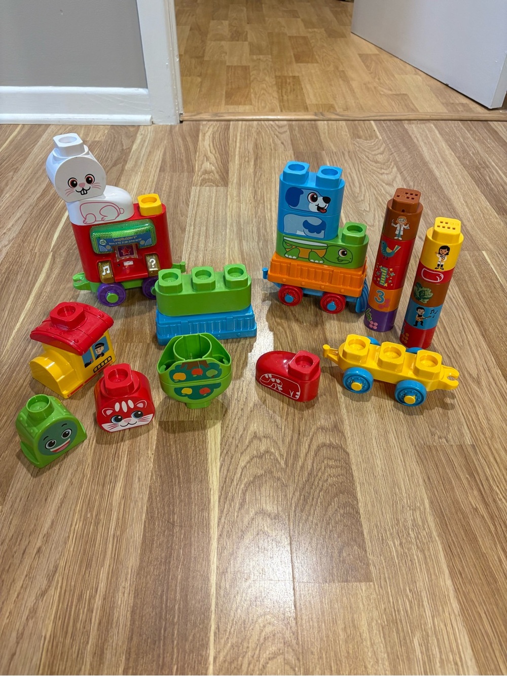Stack & Roll Animal Block Train - Bright Multicolor Building Set FRENCH VERSION